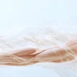 Ilustração anatómica de fibras musculares em crescimento, evidenciando os benefícios da combinação whey + colagénio na síntese proteica e na reparação de tendões.