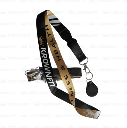 fita de pescoço Krownfit, fita porta-chaves ginásio, fita com mosquetão, porta-crachá desportivo, fita para cartão de acesso, fita com fecho destacável, fita personalizada fitness, porta-chaves de pescoço, acessório ginásio Krownfit, fita para crachá de ginásio, fita preta e dourada, cordão para chaves ginásio, fita de identificação desportiva, fita para crachá com mosquetão