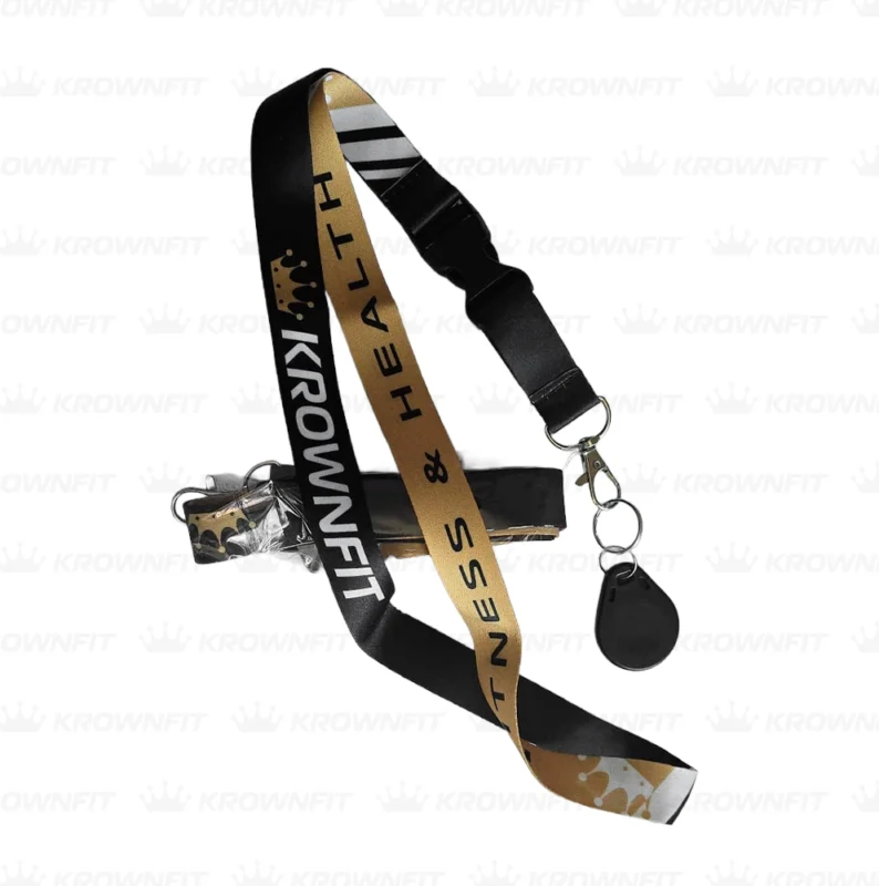 fita de pescoço Krownfit, fita porta-chaves ginásio, fita com mosquetão, porta-crachá desportivo, fita para cartão de acesso, fita com fecho destacável, fita personalizada fitness, porta-chaves de pescoço, acessório ginásio Krownfit, fita para crachá de ginásio, fita preta e dourada, cordão para chaves ginásio, fita de identificação desportiva, fita para crachá com mosquetão